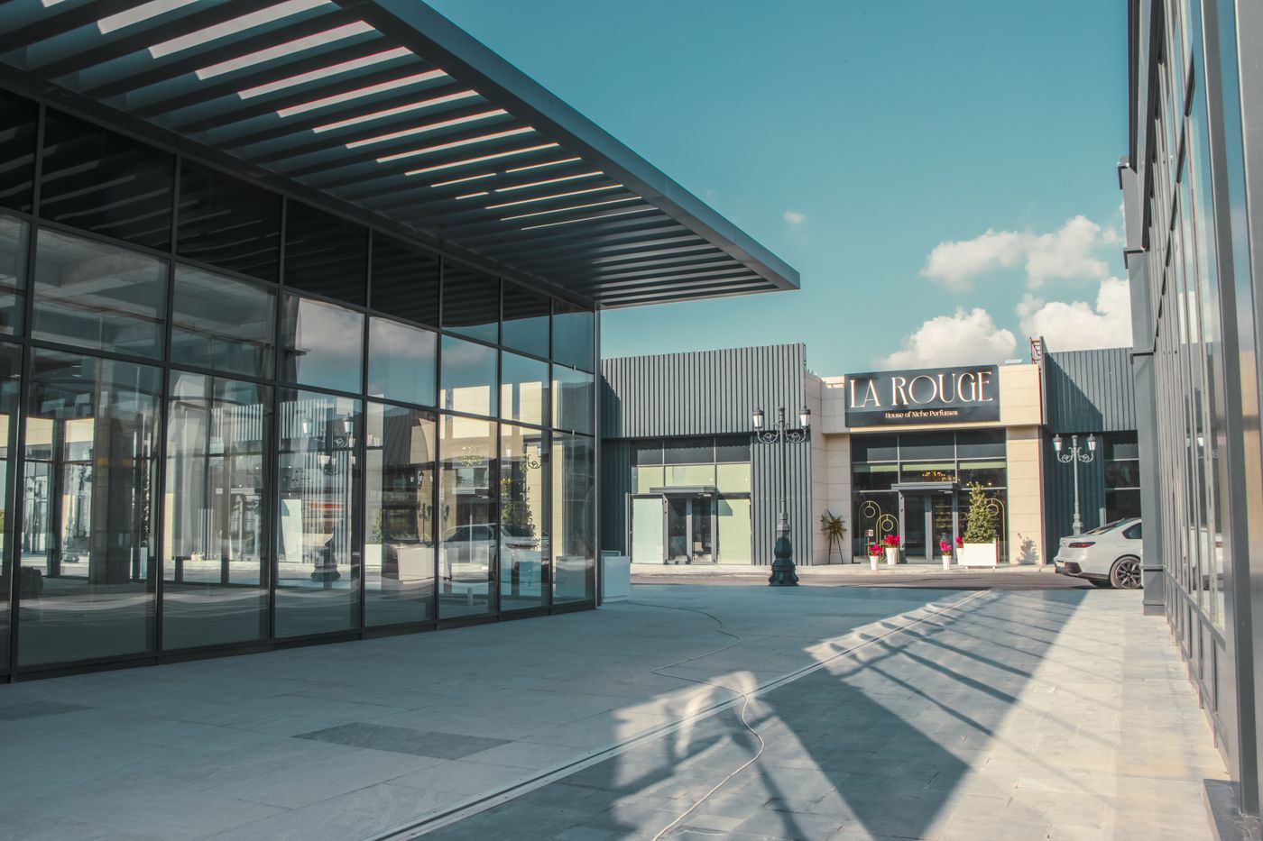 Multi-site retail shopping arcade with many storefronts